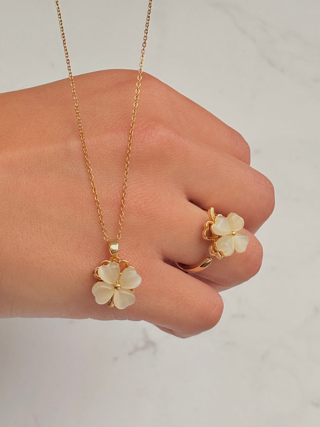 Set antiestrés Anillo y Collar Trébol waterproof