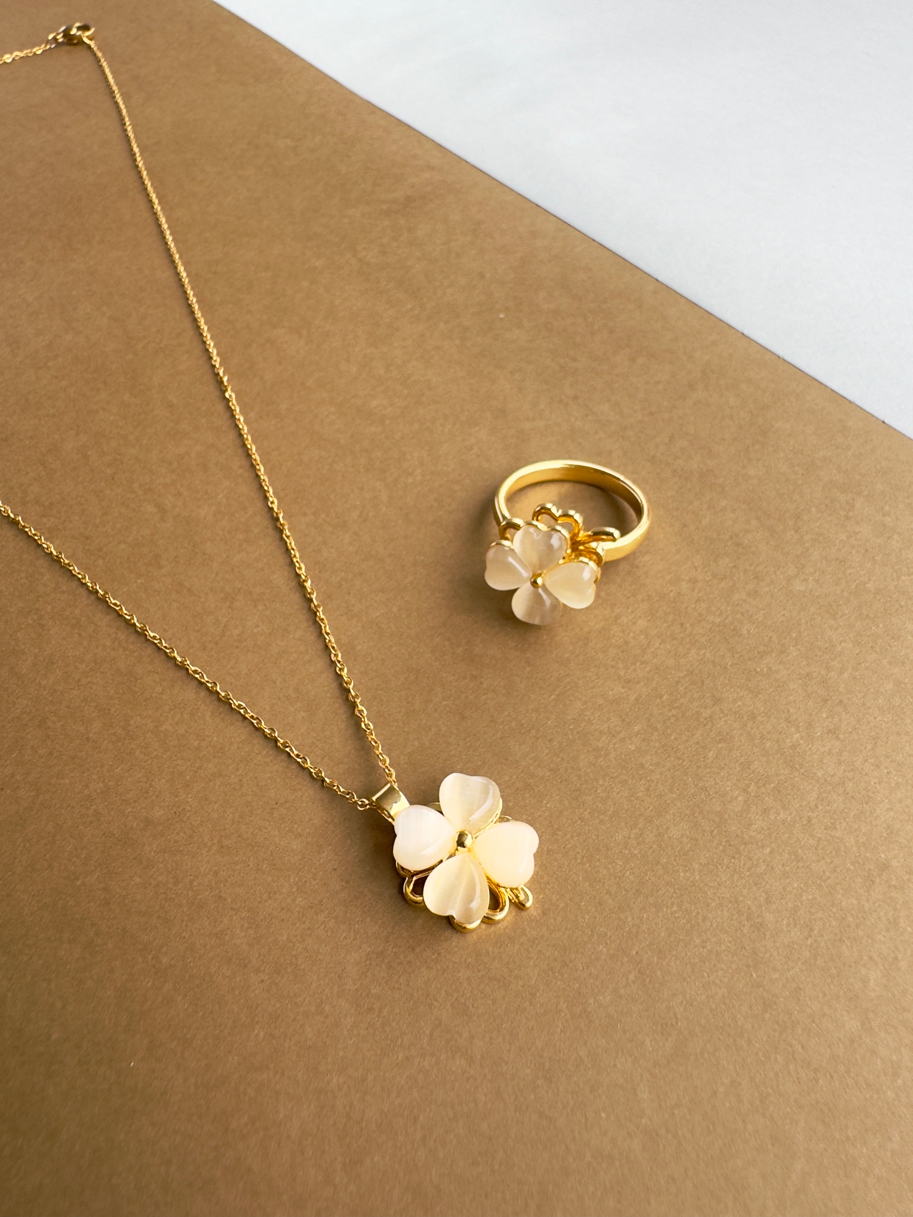 Set antiestrés Anillo y Collar Trébol