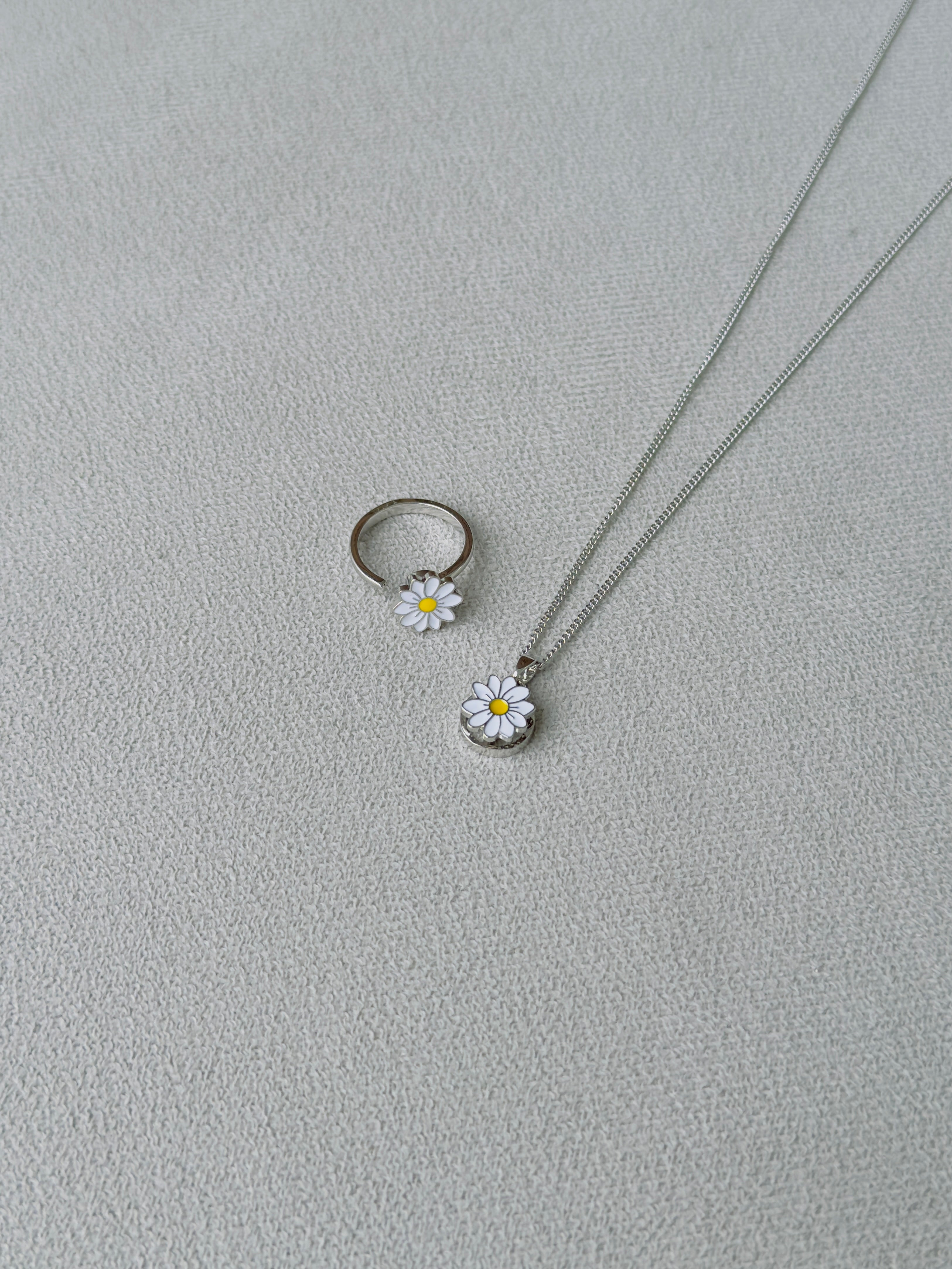 Set antiestrés Anillo y Collar Margarita silver