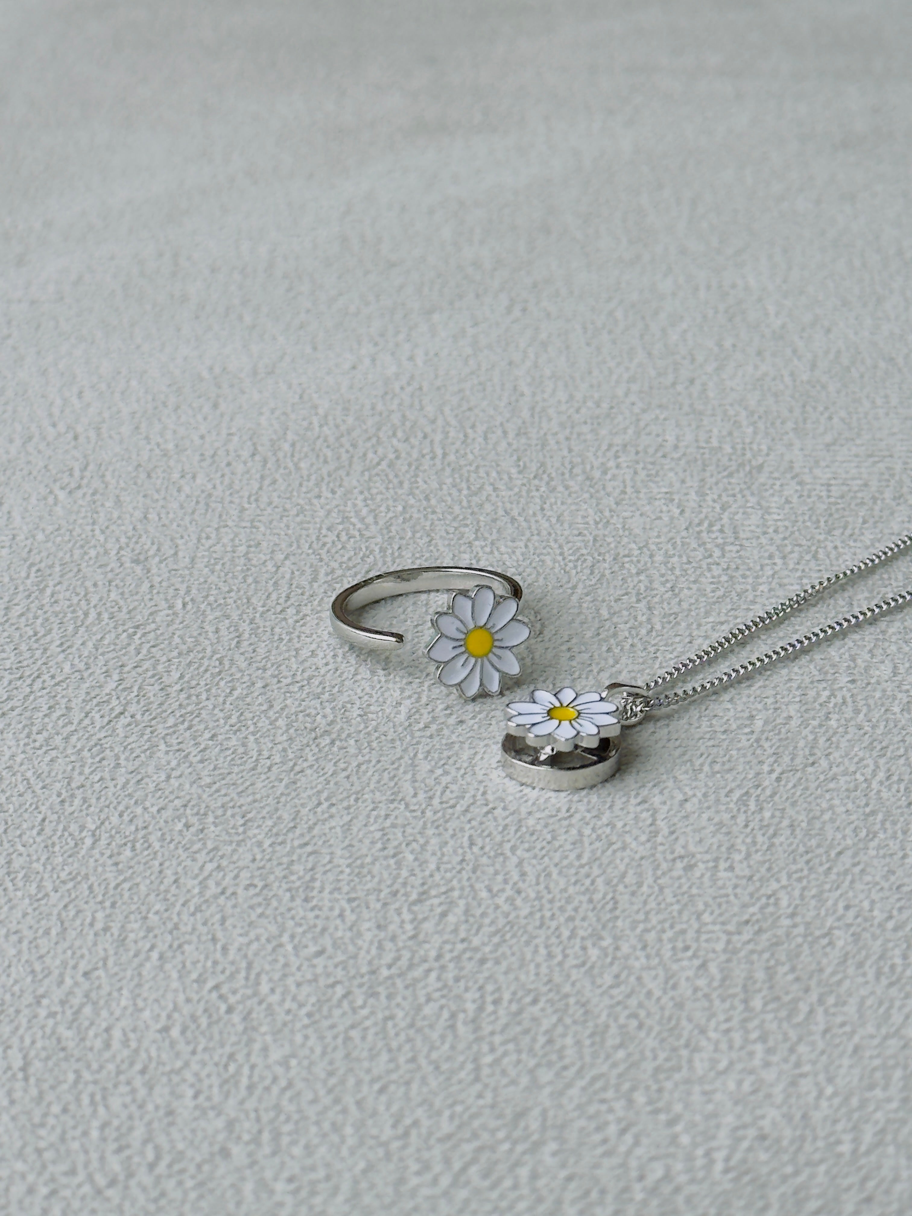 Set antiestrés Anillo y Collar Margarita silver